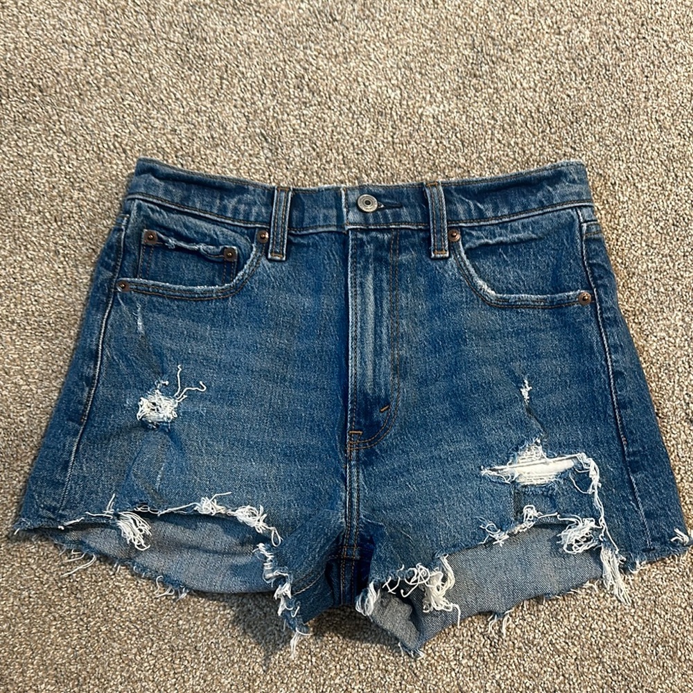 American Eagle Distressed The Mom Short High Rise - size 26